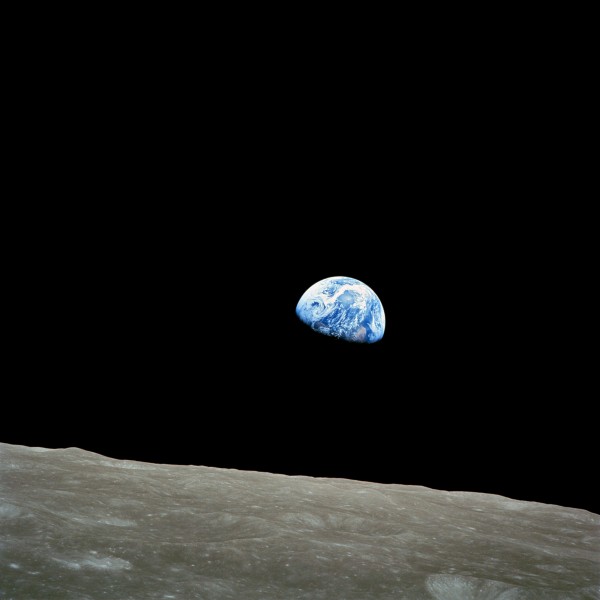 NASA-Apollo8-Dec24-Earthrise1送給修女的照片阿波羅8號發回地球-600x600.jpg